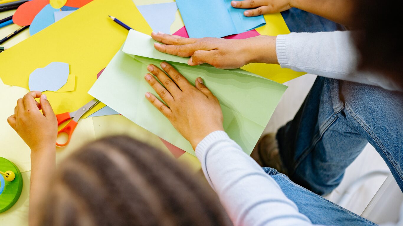 Rot Beige Minimalistisch Modern Ostern Kinder Foto Pinterest Pin (Website)