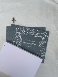 pauwau kreativ: gästebücher selbst gestalten – dein flexibles gästebuch für jeden anlass mit babsi & melly 15. mai um 20:30 bis ca. 22:00 uhr (mit aufzeichnung)